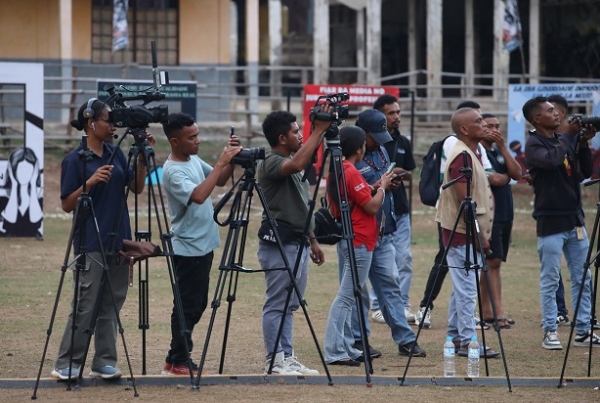 Jornalista sira husi Orgaun Komunikasaun Sosial sira iha TL hala'o Kobertura ba atividade Komemorasaun Loron Trajedia Balibo Five ba dala-50 no Loron Nasional Liberdade Imprensa ba Dala-Tolu, ne'ebe realiza iha Kampu Balibo, Postu Administrativu Balibo Vila-Munisipiu Bobonaro, Kuarta (15/10/25). Foto:INDEPENDENTE/EFRAIM SOUSA.