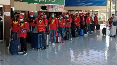 Traballador na'in 66 prepara an hela iha Aeroportu Nikolau Lobatu Comoro, Dili, atu aranka ba Korea do Sul, sesta ohin (04/05). Foto: Saturnina/Independente.