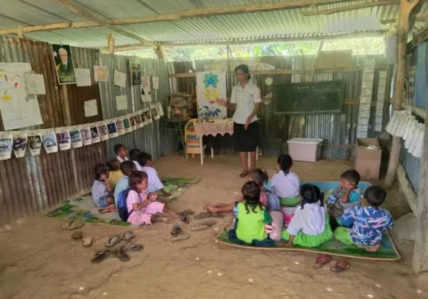 Prosesu aprendizajen iha eskola paralelu Duga ne’ebé lokaliza ihaaldeia Mausuka, Suku Mau-Nuno, Postu Administrativu Ainaro, Munisipiu Ainaro, ne’ebé Ministériu Edukasaun konsidera ninia kondisaun sei bele uza, maske didin de’it ho kalen, Kuarta (25/02). FOTO: kontribuente.