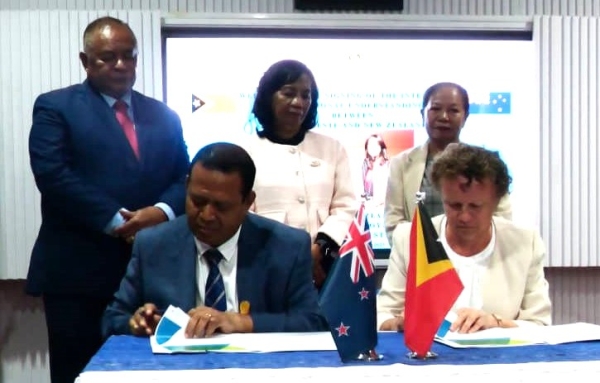 Sekretáriu Estadu Formasaun Profisional no Empregu Rogério Aroujo Mendoça Asina Akordu ho Embaixadora Nova Zelandia iha Timor-Leste Helen Tunnah konabá kooperasaun Programa mobilidade laboral ne'ebé Aru haruka Jovem sira ba Servisu Iha Nova Zelandia,  hetan Testemuña husi Minitru Negósiu Estranjeiru no Kooperasaun Bendito dos Santos Freitas no Akompaña Embaixadora Timor-Leste nian iha Nova Zelandia Idelta Rodrigues. Foto: INDEPENDENTE/Nunu Silva
