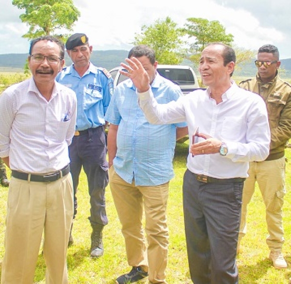 Sekretáriu Estadu Floresta Fernandino Vieira da Costa ho ekipa no mos Autoridade sira hala’o vizita ofisiál ba Parke Nasionál Nino Konis Santana, iha Munisipíu Lautém, Foto: Media Gabinete SEF.
