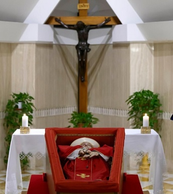 Imajen Santo Papa Francisco nia Isin hatoba hela iha Kaixaun ne'ebe rai iha Kapela Casa Santa Marta, Vatikanu, Roma, Italia, iha loron 21 abril, kalan. Foto:Media Vatikanu.