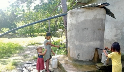 Labarik feto nain tolu kuru bee iha tanki, iha Aldeia Bilimau, Postu Administrativu Kailaku, Munisipiu Bobonaro.Foto:INDEPENDENTE.