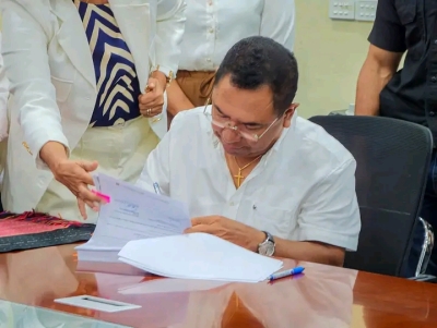 Ministru Obras Públikas, Samuel Marçal ofisialmente asina kontratu ho empreza kontratór hamutuk 31. FOTO: Media MOP