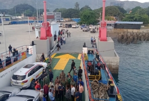 Primeiru Ministru Taur Matan Ruak Halo Viajem ba Atauro ho Ró Tranship II Gresik, hamutuk ho Naimori no membru Governu Balun. Foto: Mariano/Independente.