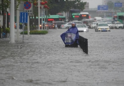 Xineza na'in ida hamrik iha udan laran, fatin ne'ebe hetan inundasaun iha Zhengzhou, provinsia Henan, Xina 20 Jullu 2021. [cnsphoto via REUTERS]