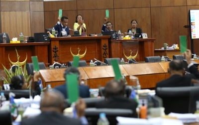 Deputadu sira iha Parlamentu Nasionál halo ona aprovasaun ba projetu lei númeru 39/V (3a)-Lei Protesaun Labarik no Joven iha Perigu, iha Plenaria PN, Tersa (07/02). Foto:Media Gabineti PN.