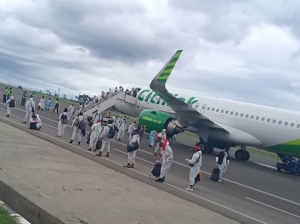 Aviaun Citilink hatuun pasajeiru, ohin (30/3), iha Aeroportu Dili. Foto Camilio de Sousa/INDEPENDENTE.