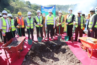 Ministru Administrasaun Estatal, Miguel Pereira de Carvalho, hamutuk ho Sekretariu Estadu Meiu Ambiente no Prezidente Autoridade Munisipiu Dili no mos parseiru sira halo lansamentu fatuk dahuluk bá projetu melloramentu jestaun ateru kontroladu lixeira Tibar, sesta (10/03). Foto:INDEPENDENTE.