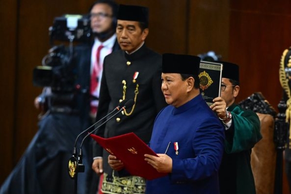 Prezidente Repúblika Indonézia (RI), Prabowo Subianto simu ona pose ba mandatu períudu 2024-2029, iha salaun Nusantara-Parlamentu, Jakarta, Indonézia, iha domingu ne'e (20/10/2024). Foto:Media GPM.