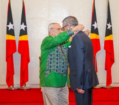  Prezidente Republika, José Ramos Horta, kinta foin lalais (02/03), kondekora ho medulla ordem Timor-Leste husi Prezidente ba Komisaun Administrasaun Provizóriu no Diretór eskola Portugués, Dili, Rui Cinatti, liu husi dekretu prezidensiál númeru 14 / 2023. Foto:Media Gabineti PR.