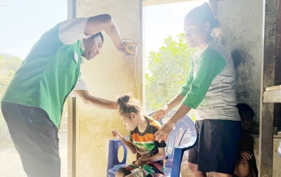 Xefe Departamentu Kadeira Roda SNR, Sezario dos Santos Vinhas, sukat Eviana Octavia Martins nia isin, iha Kampung Baru, Kuarta (05/11). FOTO: INDEPEDENTE/Cristina Ximenes