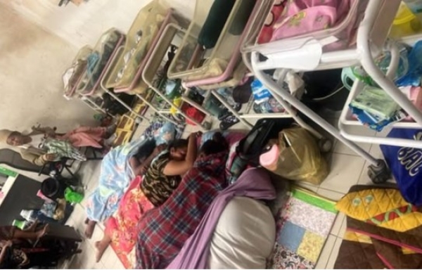 Hospital Nasionál Guido Valadares rekoñese seidauk iha fasilidade sufisiente ba inan foin partu ne’ebé tenke hein sira-nia bebé hodi hala’o tratamentu. Kondisaun ida ne’e mosu iha públiku bainhira foto ida ne’ebé hatudu inan sira toba iha sumenti ospital nian viral iha media sosial. Foto:Media Sosial.