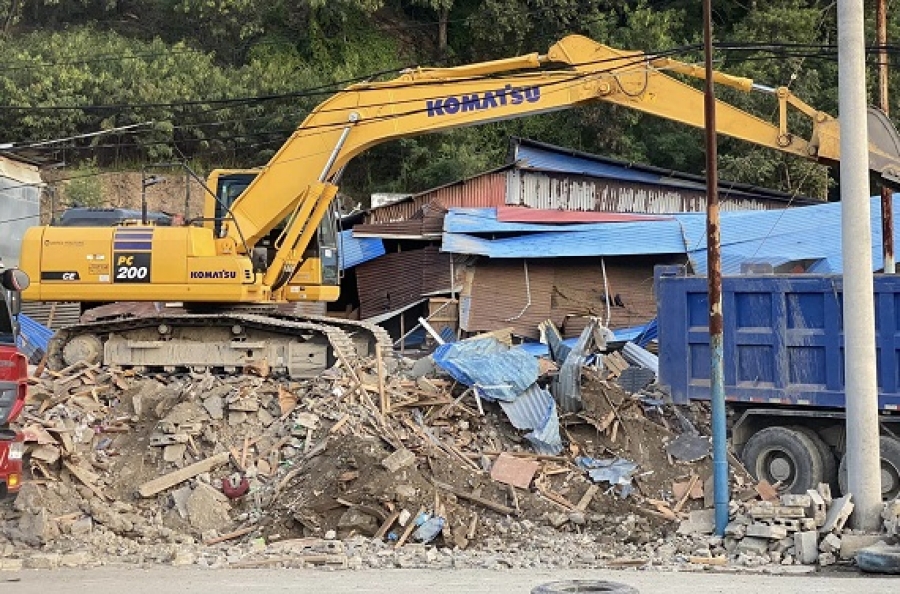 Tekniku sira sobu hela komunidade sira nia uma neebe okupa espasu publiku iha Kapital Dili. Foto: Media Gabinete SEATOU. 