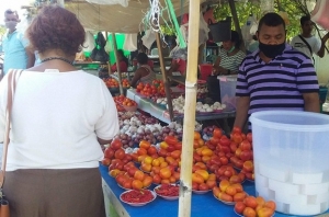 Negosiante kiik fa&#039;an iha merkadu manleuana. Foto Joenaca Da Conseição/INDEPENDENTE