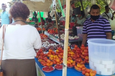 Negosiante kiik fa'an iha merkadu manleuana. Foto Joenaca Da Conseição/INDEPENDENTE