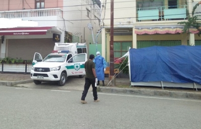 Ambulansia evakua timor-oan nain ne'ebe positivu COVID-19, iha kuerentina Hotel Katuas. Foto Jonio da Costa/INDEPENDENTE 