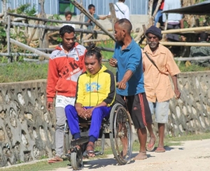 Iha tuku 08:45, familia husi defisiente Carlito de Carvalho (39), ajuda lori ba Sentru votasaun iha Aldeia Cailetiana suku Builale hodi tuir Elisaun Parlamentar iha loron Domingu (21/05) FOTO: INDEPENDENTE/ Domingos Gomes.