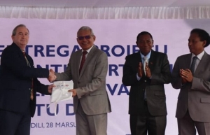 Governu Estadus Unidus Amerika (EUA) reprezenta husi Enkaregadu Negósius Embaixada EUA iha Timor-Leste, Tom Daley, tersa ne’e (28/03), entrega ona dokumentu “Estudu Viabilidade” Projetu Redezenvolvimentu Portu Díli mai Governu Timor-Leste ne’ebé reprezenta husi Ministru Finansas, Rui Gomes, Ministru Koordenadór Asuntus Ekonómiku, Joaquim Amaral no Ministru Transportes no Komunikasoins, José Agustinho da Silva. Foto:Media Gabineti MF.