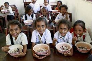 Estudante sira asesu ba merenda eskolar. Foto:Media UNICEF.