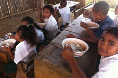 Estudante sira asesu hela ba merenda eskolar. Foto:Dok/INDEPENDENTE.