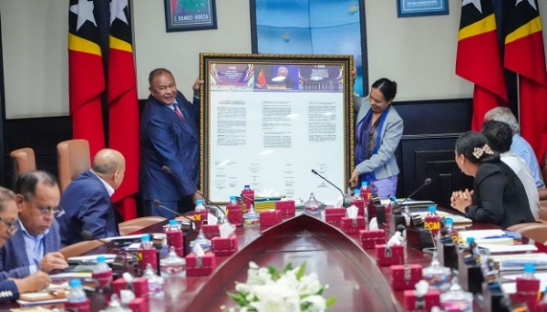 Ministru Negosiu Estranjeiru no Kooperasaun, Bendito Freitas hamutuk ho Vise Ministra ba Asuntu ASEAN aprezenta dokumentu ofisiál admisaun Timor-Leste (TL) nian bá Association of South East Asian Nations (ASEAN) iha Reuniaun Konsellu Ministru (KM), Kuarta (03/12/2025). Foto: Media GPM