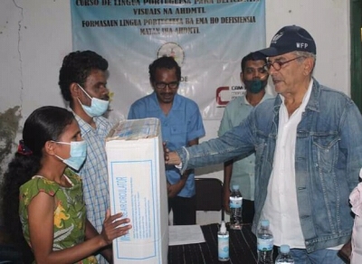 José Ramos Horta entrega ventuiña kaixa rua ba AHDMTL. Foto:INDEPENDENTE.