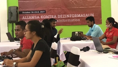 Jornalista sira tuir formasaun kona ba kombate dezinformasaun ne&#039;ebe fasilita husi EUA  iha Timor-Leste. Foto: Media EUA.