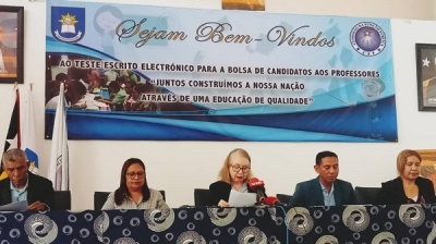 Prezidente Juri Ba Bolsa Kandidata, Anita Tavares de Jesus ho ekipa anunsia rezultadu teste bolsa kandidatu ba manorin sira, iha salaun KFP, Dili, (19/04/24). Foto: INDEPENDENTE.