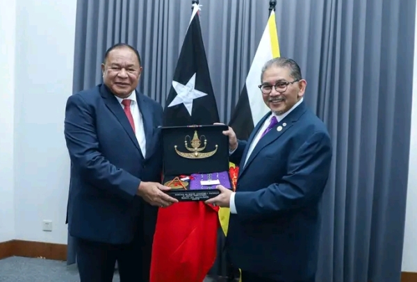 Ministru Negósiu Estrajeiru no Kooperasaun, Bendito dos Santos Freitas ho Ministru Negósiu Estranjeiru II Brunei Darussalam, Erywan bin Pehin Yusof. FOTO: Media MNEK.