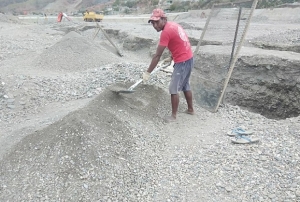 Marito Martins ho idade 42 ne’ebé buka moris liu husi pinera rai-henek hodi sustenta nesesidade uma laran nian.. Foto:INDEPENDENTE.