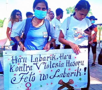 feto Ativista halo asaun pasifika kontra violensia hasoru feto no labarik feto, kuarta (25/11), iha Tasitolu. Foto INDEPENDENTE