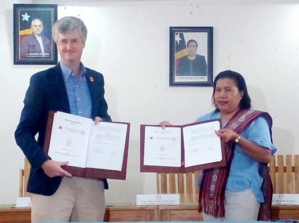 Sekretáriu Estadu lgualdade no Inkluzaun (SEII) no CARE Internasional Timor-Leste, segunda ne'e (06/02), asina Memorandum Entendimentu (MoU), ho objetivu atu kapasita feto sira foti desizaun iha nivel nasionál no mós iha munisipal. Foto:Ivonia/INDEPENDENTE.