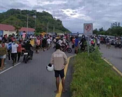 Komunidade sira halibur malu iha pontu entrada Tasitolu hodi ezije ba parte seguransa hodi sai husi serka sanitaria DIli, iha loron 2 Abril 2021. Foto INDEPENDENTE