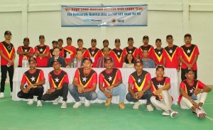 Traballador na'in 34 hasai foto hamutuk Diretór Jeral Formasaun Profesional no Empregu Interino, Jacinto Barros hamutuk ho reprezentante HRD Korea iha Timor-Leste Jooyun Yang, Diretóra Diresaun Nasionál Empregu Exteriór interina Clementina de Araujo Almeida, koordenadór mobilizasaun traballadór ba Korea Súl Sabino das Neves, iha salaun Timor-Lodge, sesta (24/03). Foto:INDEPENDENTE/Evangelia.