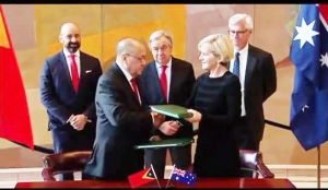 Ministra Negósius Estranjeirus Austrália nian, Julia Bishop, ho Ministru-Adjuntu Primeiru Ministru nian ba Delimitasaun Fronteira Timor-Leste, Hermenegildo Pereira kaer liman hafoin asina akordu ba fronteira maritima, hetan sasin husi sekretariu jeral ONU no nia membru sira seluk.