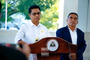 Primeiru Ministru Interinu, Mariano Assanami Sabino akompana Ministru Asuntus Kombatentes Libertasaun Nasionál (MAKLN), Gil da Costa Monteiro ‘Oan-Soro’ halo konferensia imprensa, kona-ba falesimentu Saudozu Francisco Guterres “Lú Olo” iha Palasiu Governu, Segunda (22/06). FOTO: AMRT