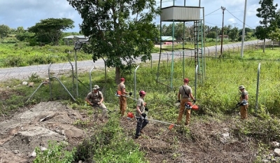 Enjeñeiru sira husi Forsa Aérea Estadus Unidus Amérika hamutuk ho Falintil-Forsa Defeza Timor-Leste (F-FDTL), ohin (12/01) hahú rehabilita ona aeroportu Baukau. Foto: Media Embaixador EUA.