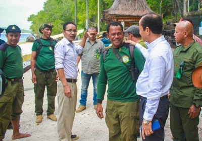 Sekretáriu Estadu Floresta, Fernandino Vieira da Costa  esforsu rezolve preokupasaun Korpu Guarda Floresta munisípiu Lautém hodi kontinua kontrola illa Jaco ne’ebé tama iha parke nasionál Nino Conis Santana. Foto:Media Gabinete SEF.