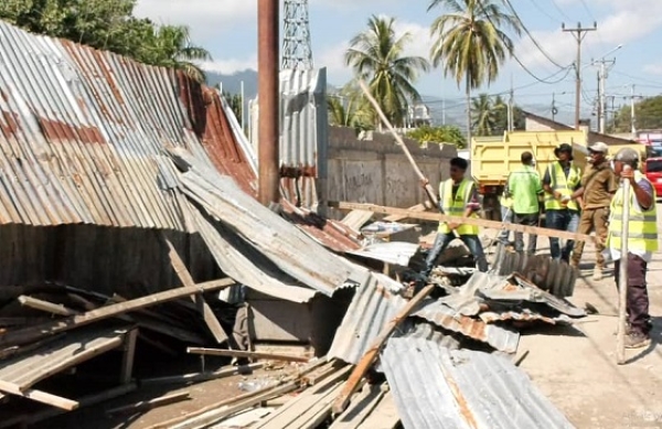 Ekipa konjunta ne’ebé lidera husi Sekretáriu Estadu Asuntu Toponimia no Organizasaun Urbana hasai ona komunidade uma-kain 61, ne’ebé afeitadu ba despezu administrativu, iha Aldeia Laloran, Suku Bairu-Píte, Postu Administrativa Dom Aleixu, Munisipiu Dili. Foto:INDEPENDENTE