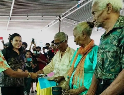 Governu liu husi Ministra Solidariedade Sosial no Inkluzaun halo lansamentu ba pagamentu subsidiu fim do ano $200, ba benifisiariu sira iha Suku Kamea, Postu Administrativu Kristu Rei, Munisipiu Dili. Foto:Dok.