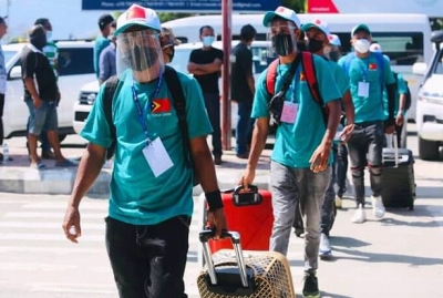 Traballador sira prepara hela iha Aeroportu Nikolau Lobato Komoro, atu aranka ba iha Korea Sul. Foto:Flora/INDEPENDENTE.