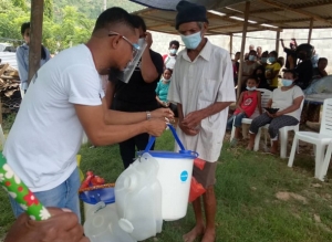 Diretór Ezekutivu ADTL, Cesario da Silva entrega apoiu ba ema ho defisiensia, iha bairu Malinamuc, Aldeia 04 de Setembru, Suku Comoro, Posto Administrativu Don Aleixo, Munisipiu Dili.Foto Saturnina da Costa/Independente