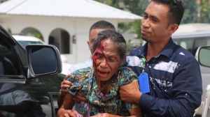 Jornalista Diariu INDEPENDENTE ajuda hela ferik ida ne&#039;ebe hetan tiru husi Polisia Task Force, tersa (3/4) iha Parlamentu Nasional oin. Foto INDEPENDENTE.