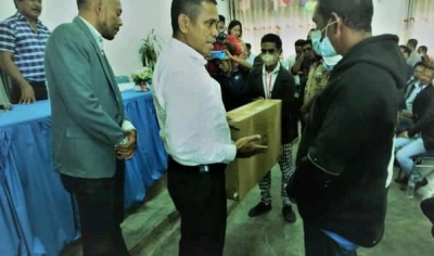 MAE distribui materia ekipamentu eletroniku  ba Xefe Suku sira iha suku 452. Foto:Media Gab. MAE.