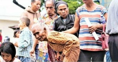 Idozu sira atu ba banku simu osan. Foto:Dok/INDEPENDENTE.