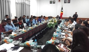 Portavós Estudante Universitariu Timor-Leste na’in lima hamutuk ho reprezentante estudante na’in rua, dialogo ho Deputadu sira iha Parlamentu Nasional hodi hala’o diálogo, hodi solusiona ezizensia manifestante sira nian, kona ba halakon lei pensaun vitalisia no mós lei manifestasaun, iha Sala Konferensia PN, Kuarta (17/09/25). FOTO:INDEPENDENTE/Ivonia Varela
