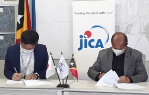 Japan International Cooperation Agency (JICA) ho Bemos Timor-Leste (BTL) asina akordu kooperasaun servisu hamutuk ba projeitu melloramentu jestaun abastamentu. Foto:Agostino/Independente.