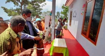 Ministru Administrasaun Estatal, Miguel de Carvalho, hamutuk ho autoridade sira inagura uma ba kbiit laek iha Suku Tolumeta, Munisipiu Aileu. Foto:Gab.MAE.