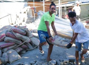 Mane na&#039;in rua hiit hela semente ne’ebé apoia husi Prezidente Republika liu husi ninia Xefe Kaza Sivil, Francisco de Vasconselhos. Foto:Agustino/INDEPENDENTE.